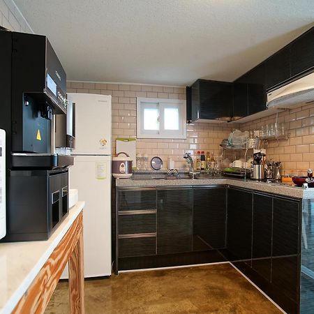 D.H Sinchon Guesthouse Сеул Екстер'єр фото