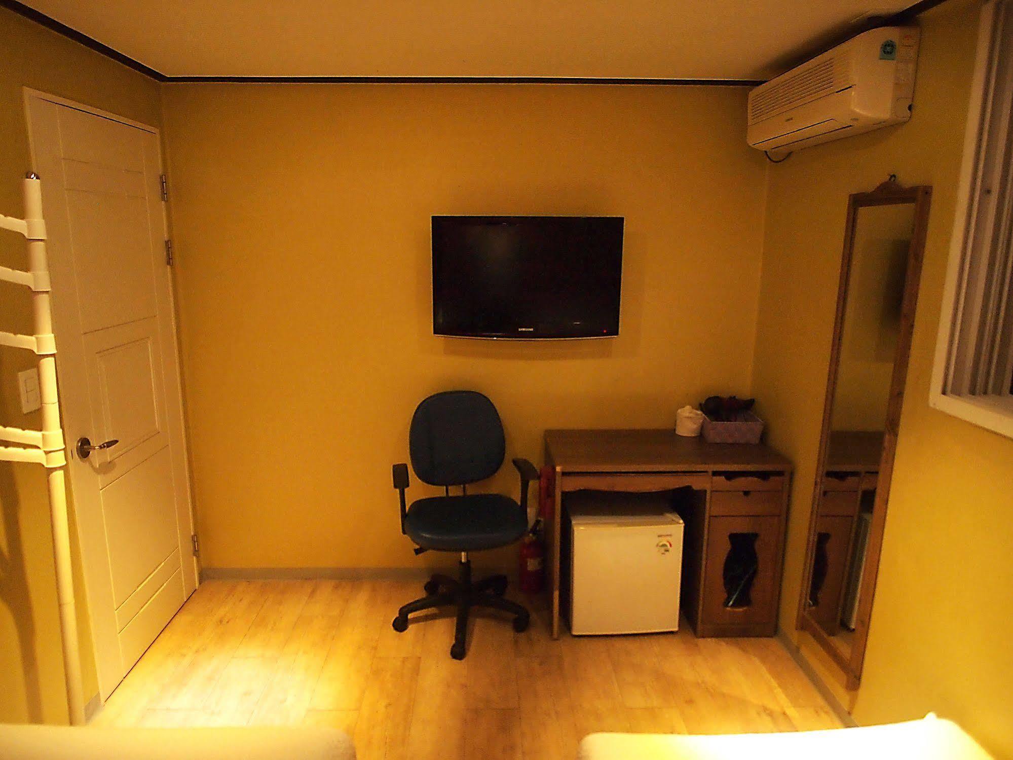 D.H Sinchon Guesthouse Сеул Екстер'єр фото