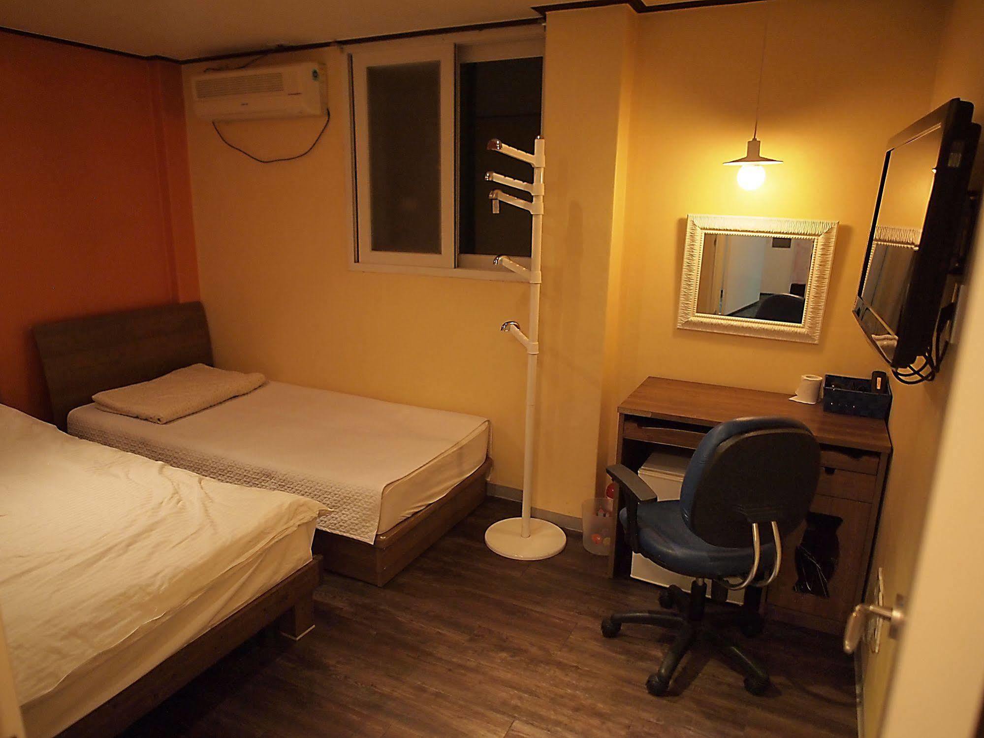 D.H Sinchon Guesthouse Сеул Екстер'єр фото