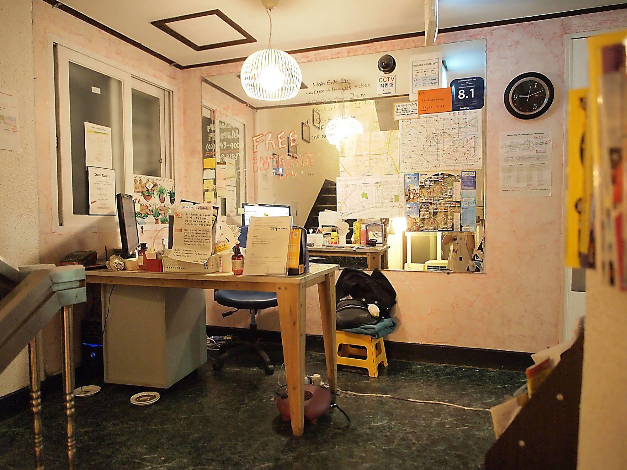 D.H Sinchon Guesthouse Сеул Екстер'єр фото