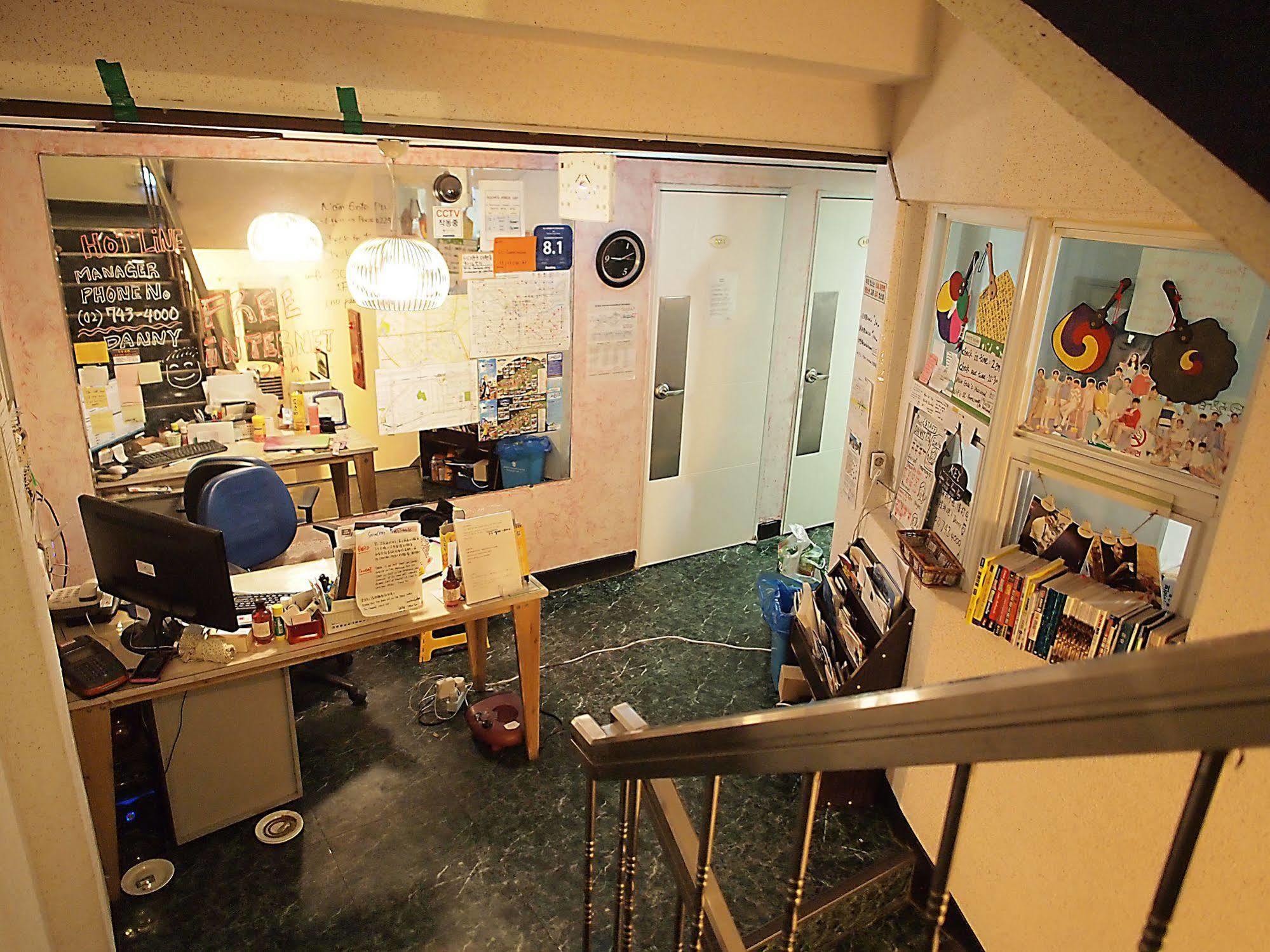 D.H Sinchon Guesthouse Сеул Екстер'єр фото