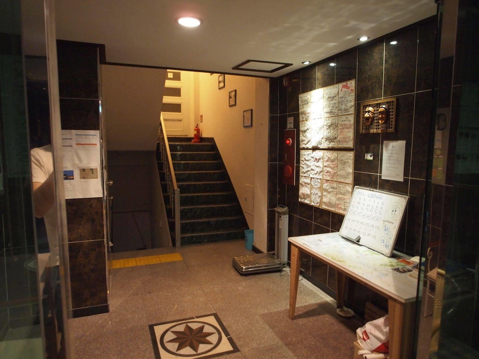 D.H Sinchon Guesthouse Сеул Екстер'єр фото