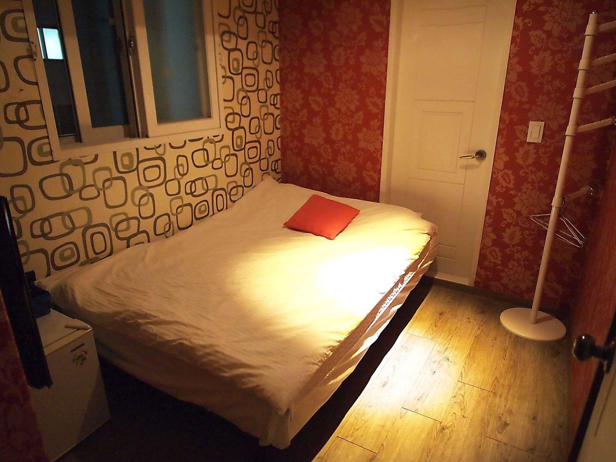 D.H Sinchon Guesthouse Сеул Екстер'єр фото