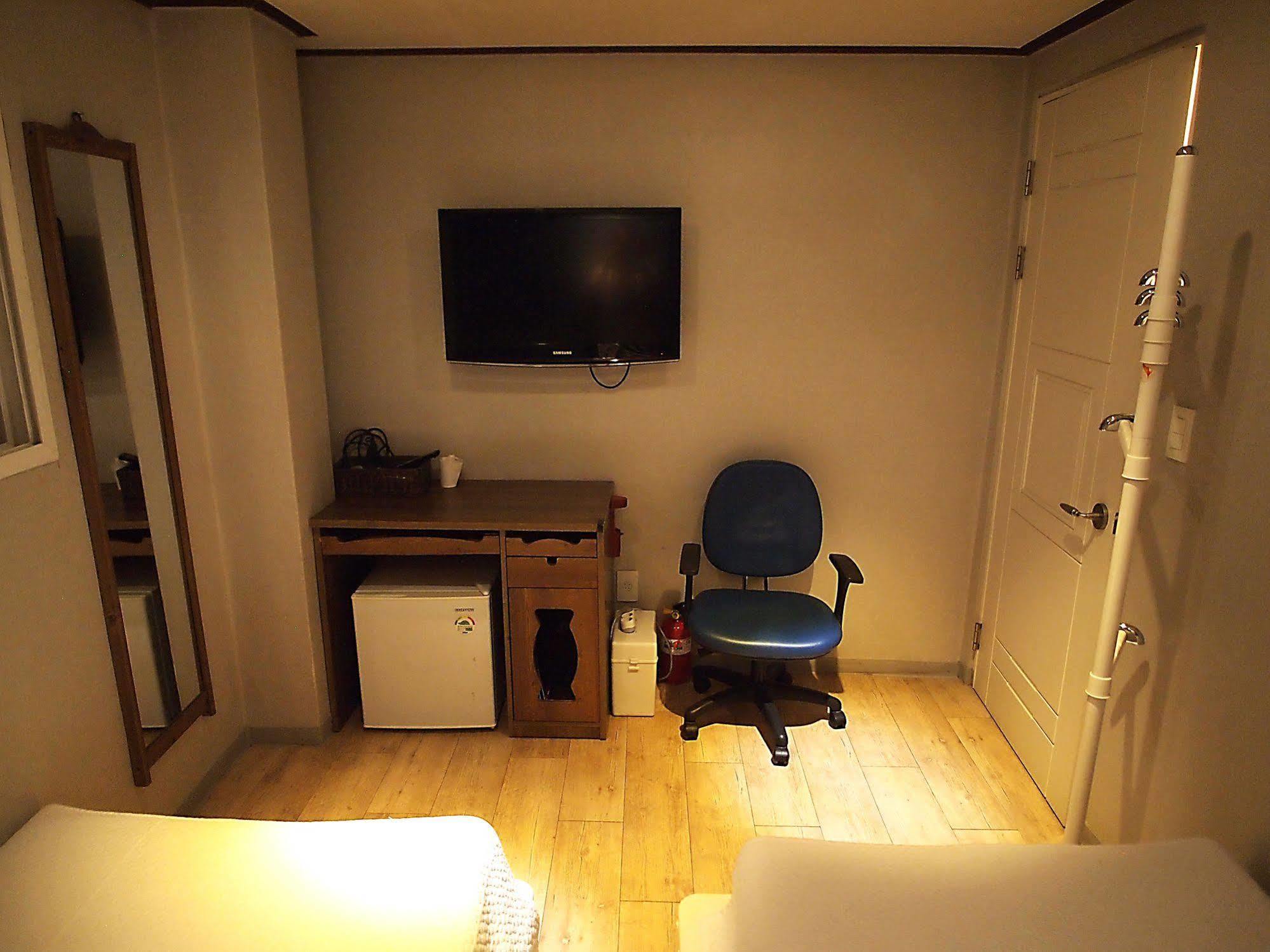 D.H Sinchon Guesthouse Сеул Екстер'єр фото