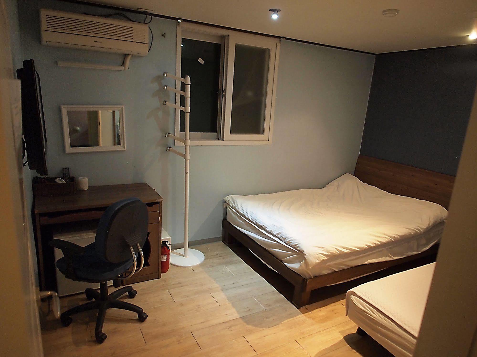 D.H Sinchon Guesthouse Сеул Екстер'єр фото
