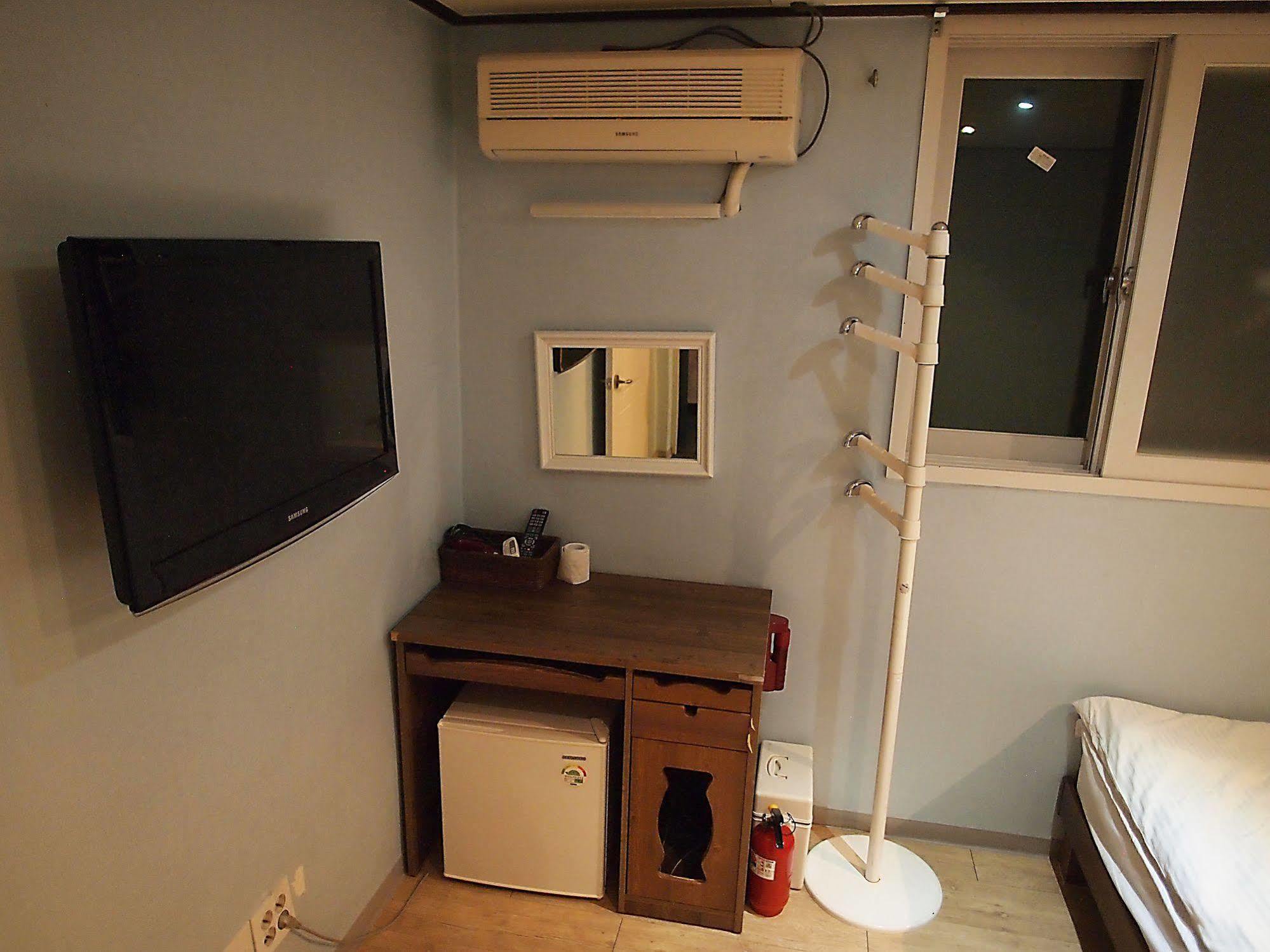 D.H Sinchon Guesthouse Сеул Екстер'єр фото