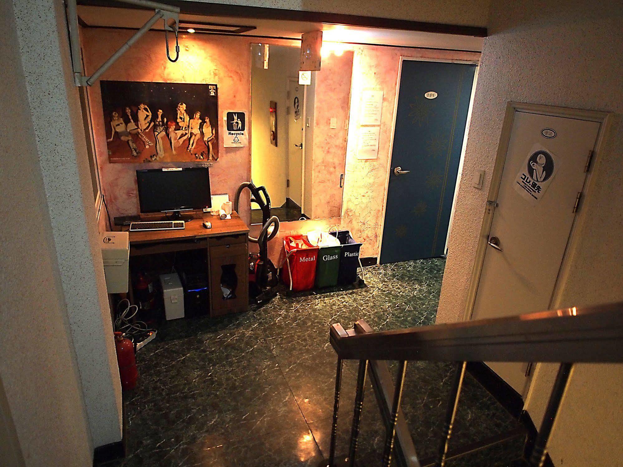 D.H Sinchon Guesthouse Сеул Екстер'єр фото
