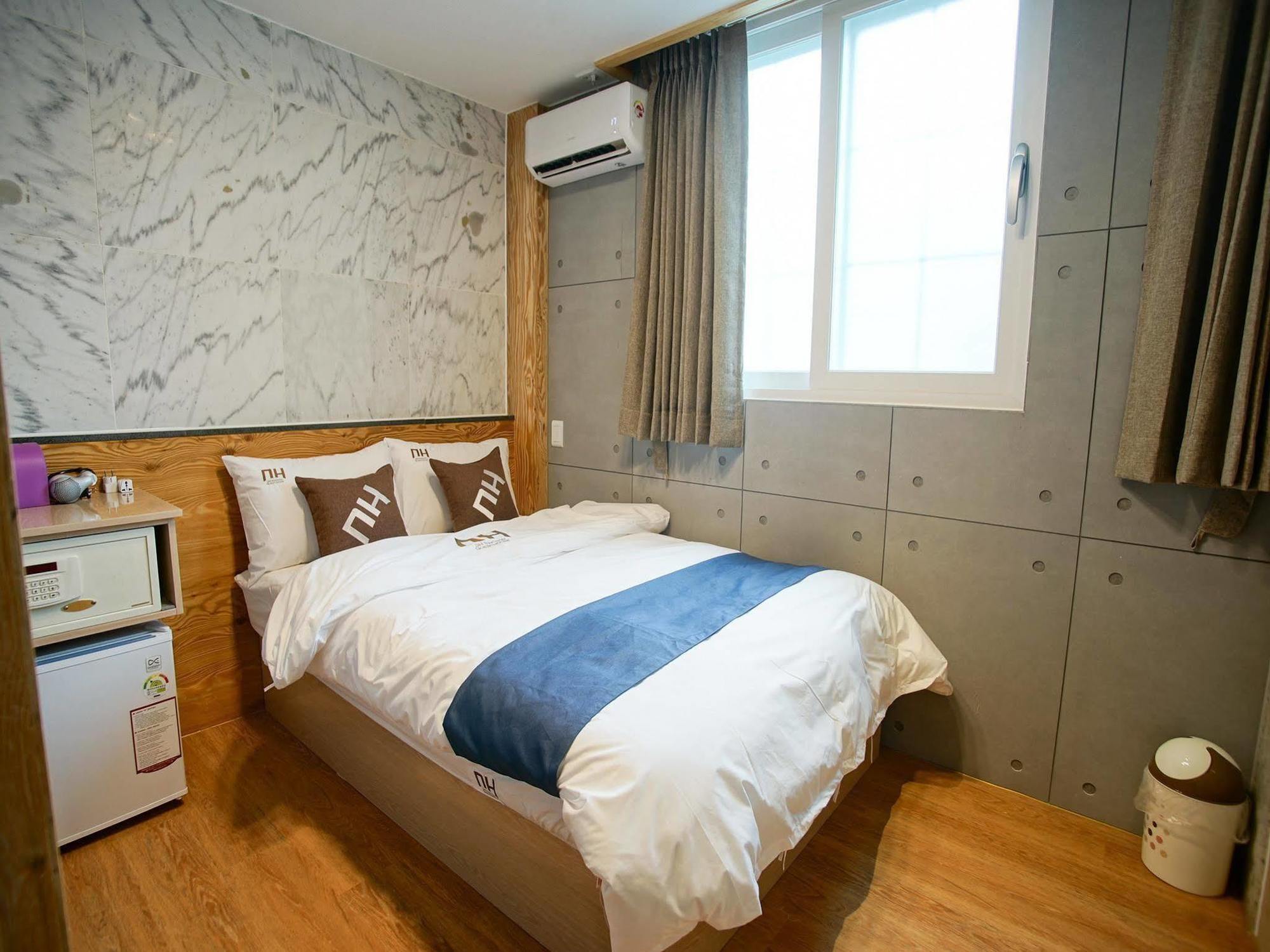 D.H Sinchon Guesthouse Сеул Екстер'єр фото