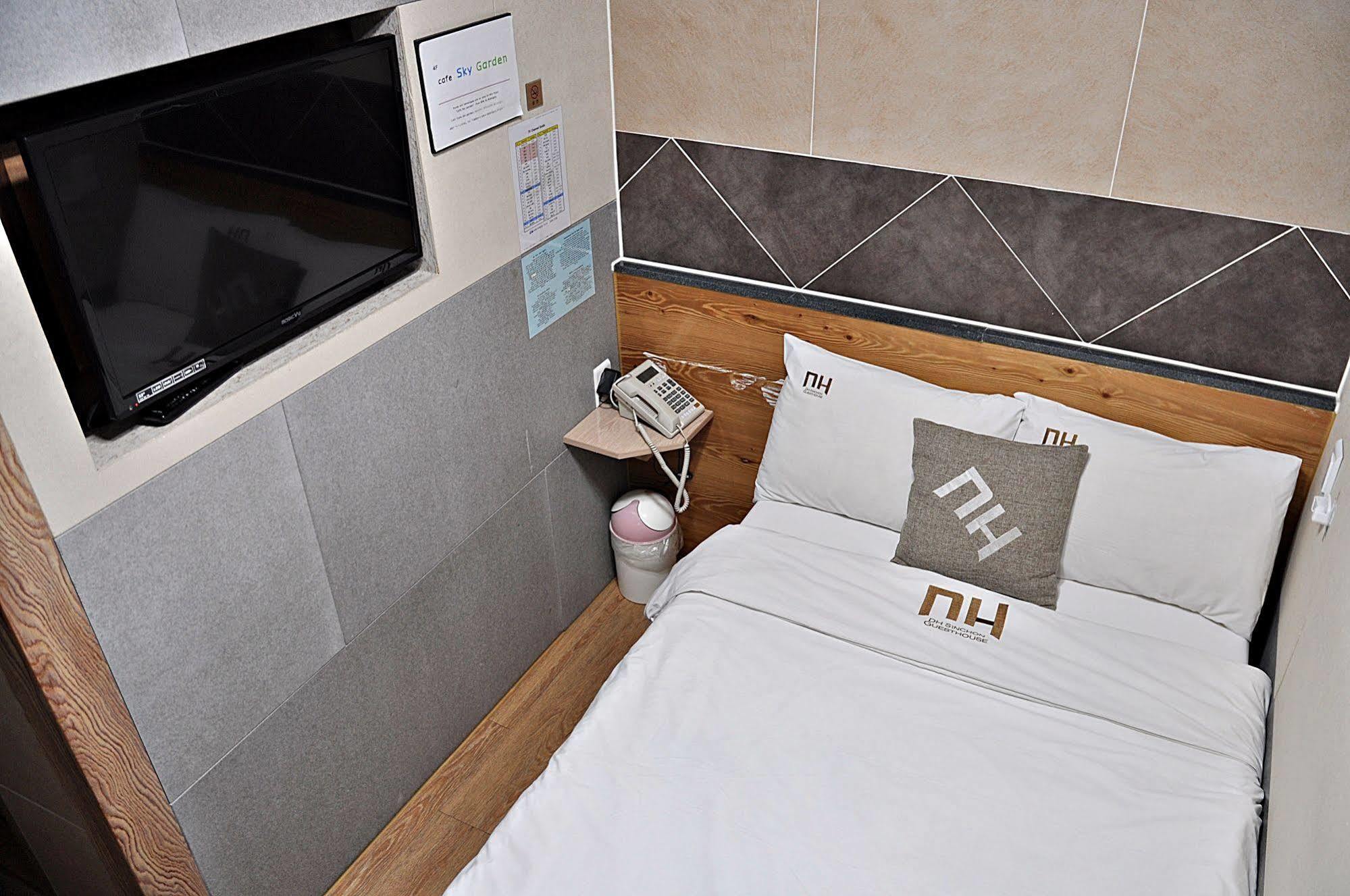 D.H Sinchon Guesthouse Сеул Екстер'єр фото