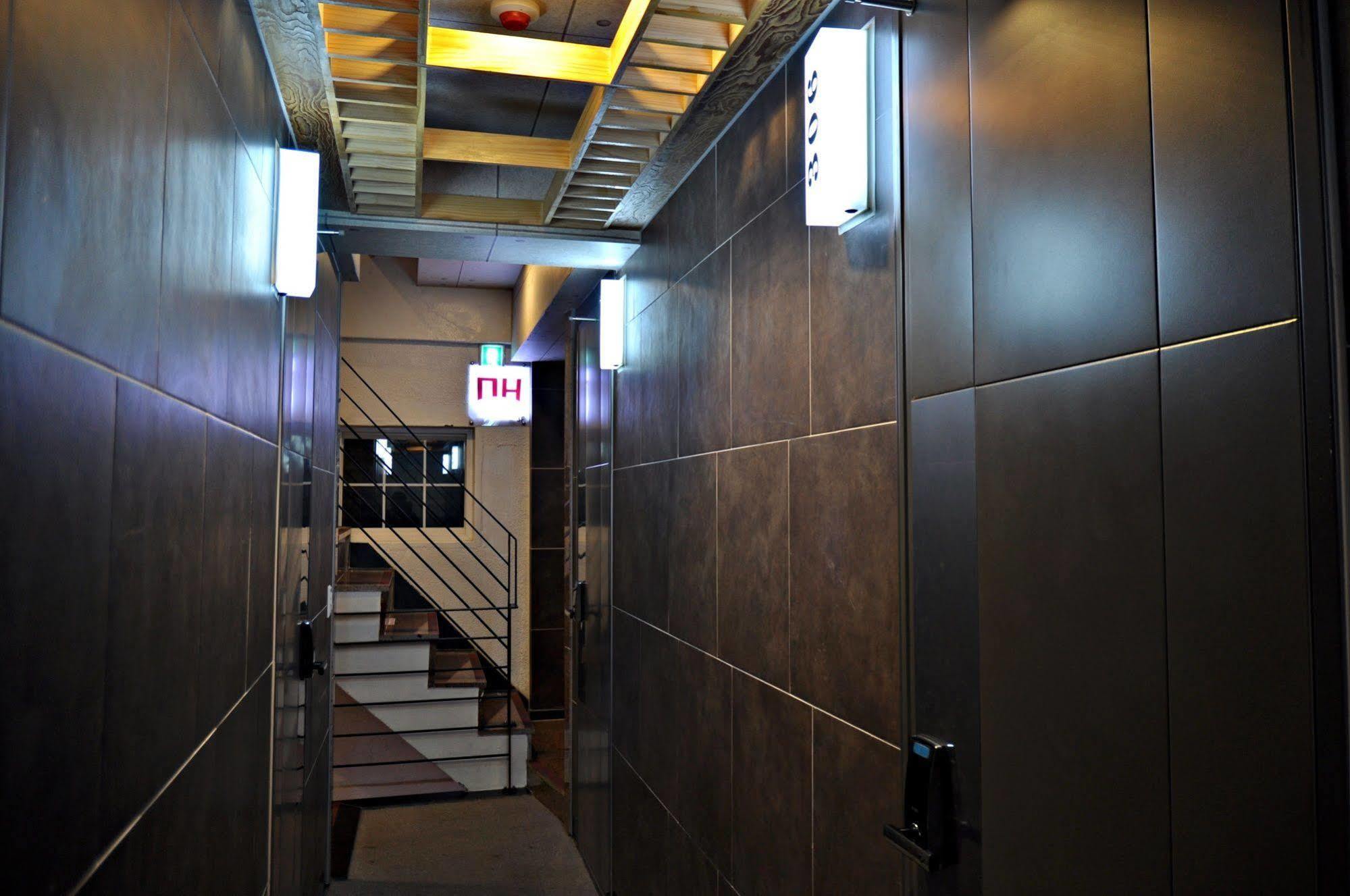 D.H Sinchon Guesthouse Сеул Екстер'єр фото